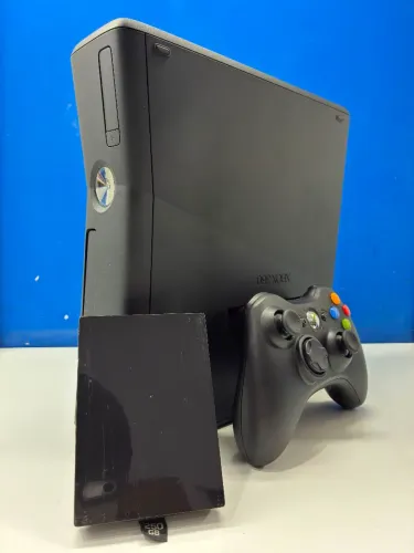 Xbox 360 desbloqueado com 50 jogos e emulador.