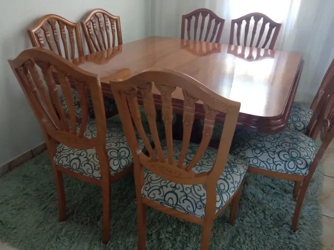 Mesa com 8 cadeiras marca Sierra 