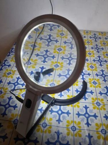 Lupa de mesa iluminada