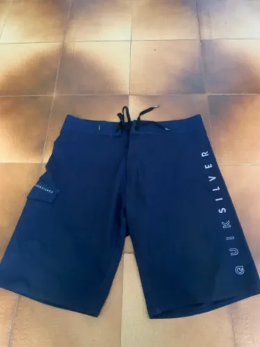 Bermuda QuickSilver tamanho 40 na cor azul marinho