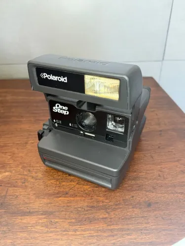 Câmera Polaroid OneStep 600 Vintage - Peça de Coleção e Decoração