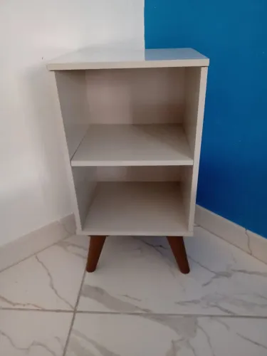 Vendo mesinha de cabeceira ! Cor off white! Sou do bairro de Realengo.