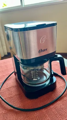 Cafeteira Oster Inox Compacta 0,75L 220V + 3 caixas de filtros