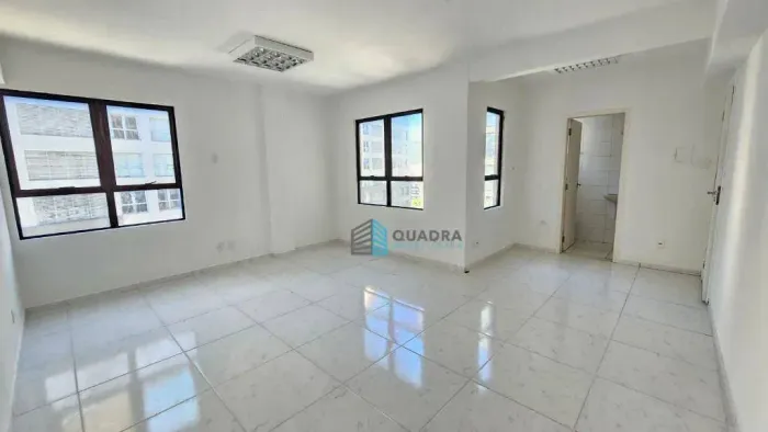 Excelente Sala Comercial no Shopping Trindade, com 34,30m2, com BWC e chuveiro
