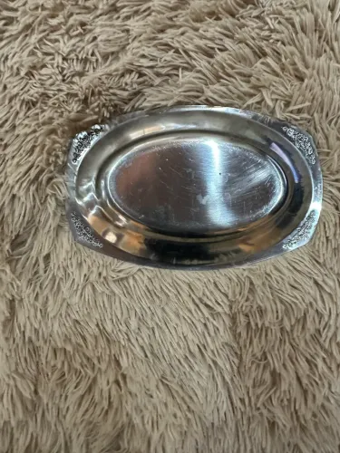 Travessa de metal oval usada com detalhes