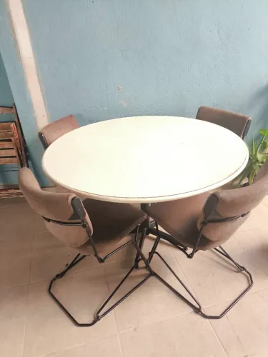 Mesa quatro cadeiras redonda
