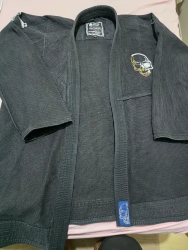 Vendo 2 Kimonos usados , um preto A3 Kvera e 1 azul A2