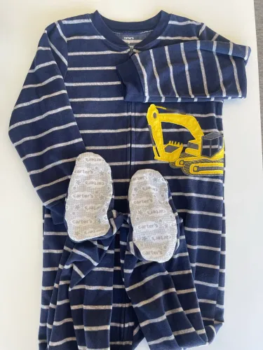Pijama Carters tamanho 5T novo