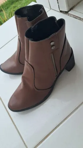 Vendo uma bota feminina marron,tamanho 39,salto bloco de 5cm,nunca foi usada.
