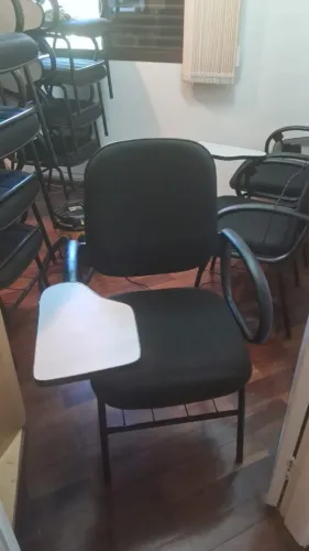 Cadeira universitária diretor em tecido grosso com prancheta escamoteável e porta livros.