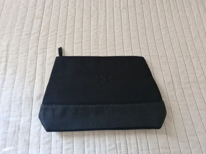 Necessaire Carolina herrera preta nova!