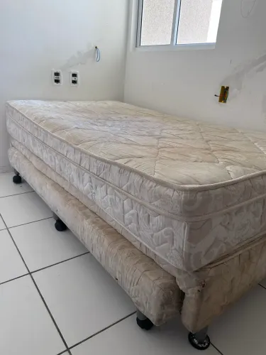 Cama solteirão com auxiliar