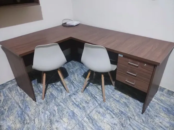 Mesa escritório em L, medidas 1,80mx1,05m, com 2 cadeiras Eiffel bege, em perfeito estado
