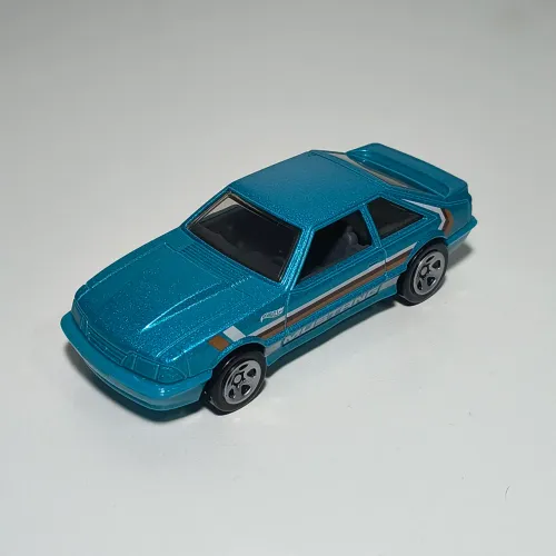 Novidade Hot Wheels XL 2026! Clássico muscle car '92 Ford Mustang Foxbody, escala 1:43