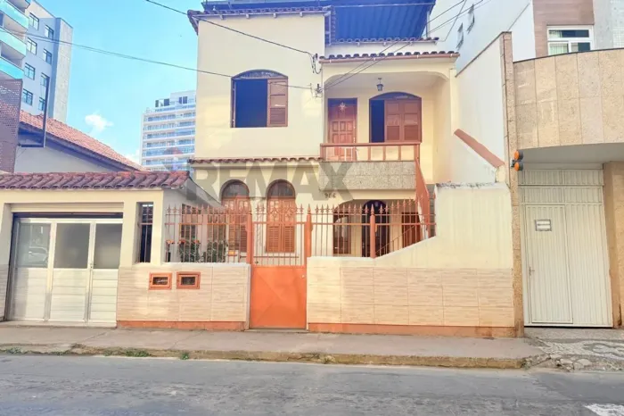 Casa 03 quartos para alugar na rua São Mateus, bairro São Mateus em Juiz de Fora - MG