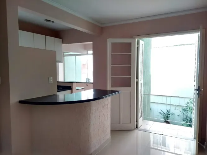 Demétrio Ribeiro. Apto 2 dorm com dependência. 2 banheiros. 1 vaga. R$ 379 mil.