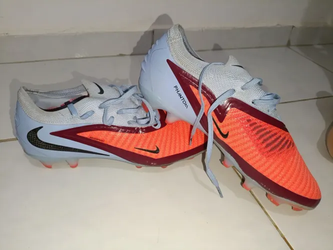 Chuteira de campo Nike Phantom