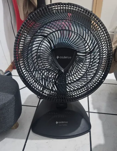 ventilador de mesa Cadence Eros Turbo de 40cm, na cor preta.