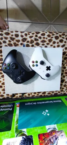 XBOX ONE S - 1TB + 2 CONTROLES