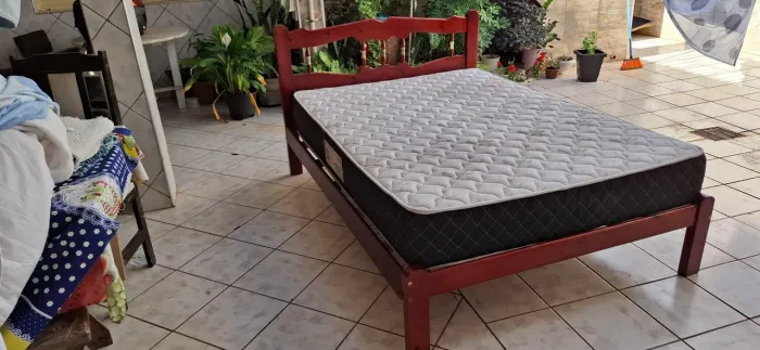 Cama de madeira toda infernizada e com colchão espuma casal.