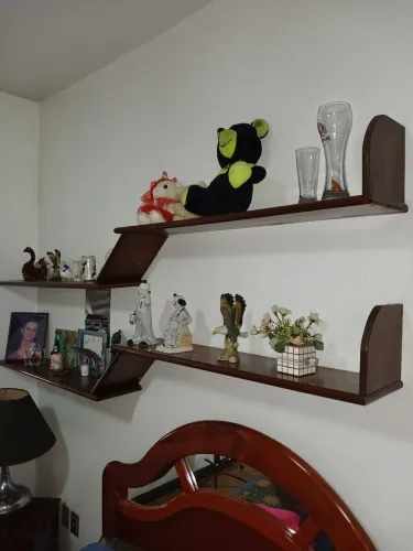 Prateleira de madeira(falar com marilda *)
