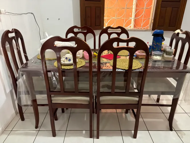 Mesa com seis cadeiras em perfeita condições de uso