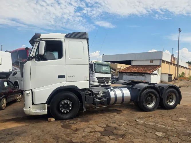 Caminhão volvo FH440 6x2 manual