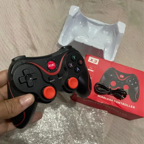 Controle via Bluetooth tanto pega em iPhone ou Android só conecta o blu do cel