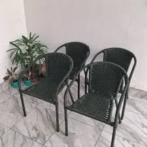 Cadeira em fibras sinteticas com braços