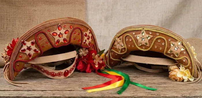 Chapéu de Couro Customizado para Quadrilha Junina com Pedrarias e Strass