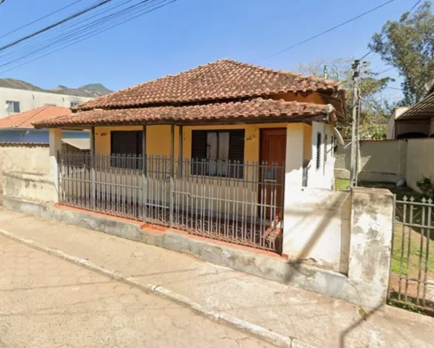 CASA RESIDENCIAL em PIRANGUÇU - MG, Centro