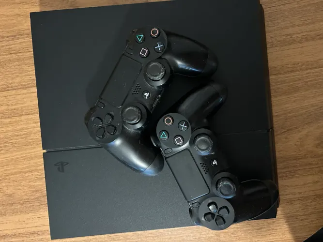 PS4 com defeito + controles