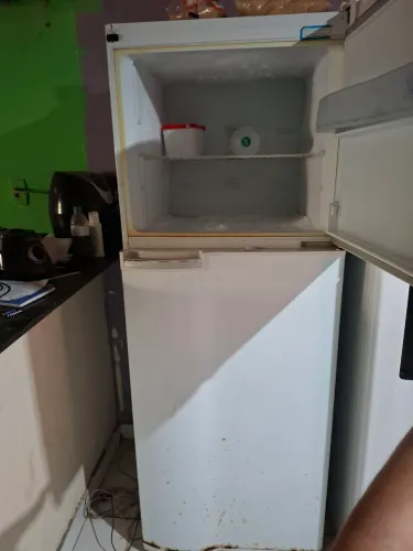 Estou vendendo uma geladeira continental gelando muito super espaçosa