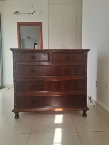 Cômoda de madeira maciça