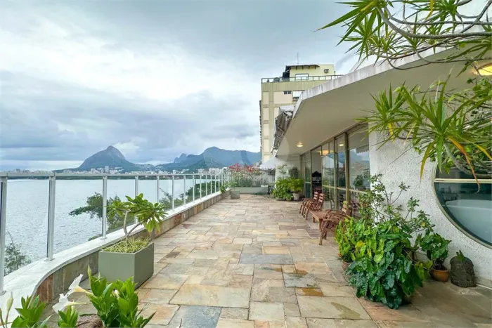 Cobertura à venda com 7 quartos, sendo 3 suítes, no condomínio Edifício Casa Branca, Rio d