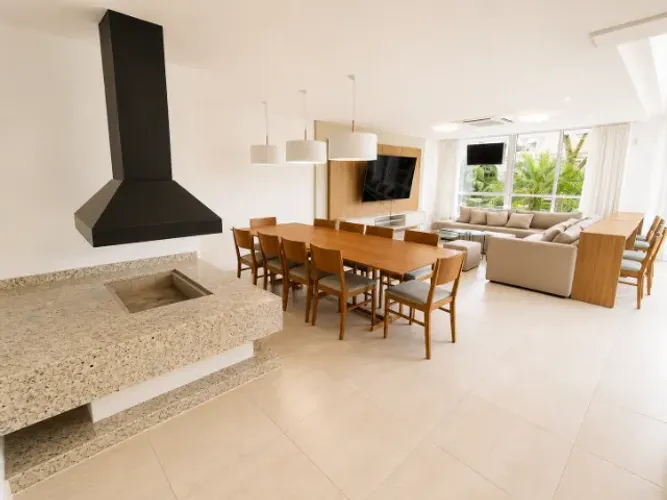 CASA ALTO PADRÃO EM JURERÊ | 4 SUÍTES, 5 VAGAS E 520 M² R$ 5.950.000 | Jurerê - Florianóp