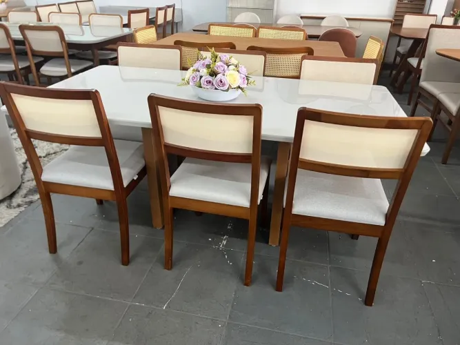 Mesa nova de madeira