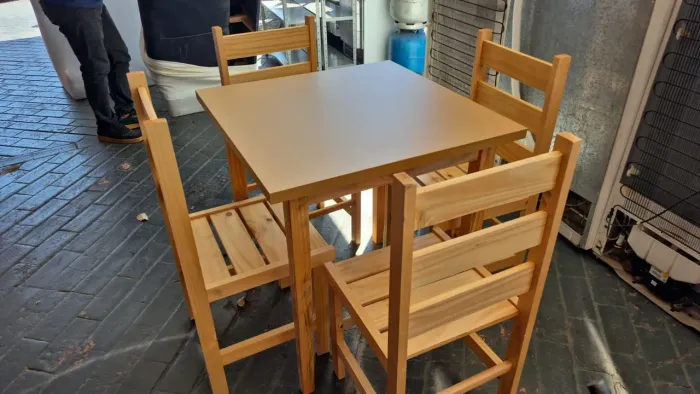 Mesa de madeira com quatro cadeiras nova na promoção medida 75 por 75