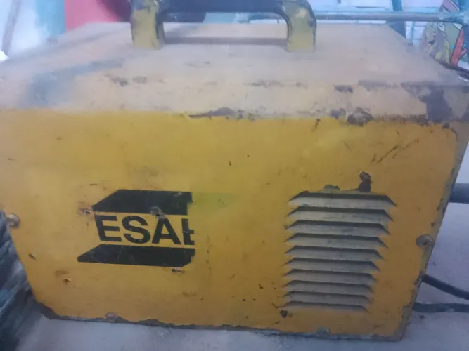 Vende se , está máquina de solda Esabe bivolte.