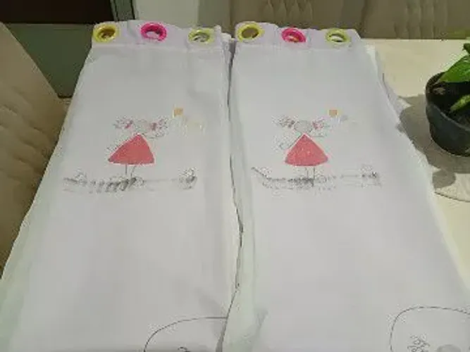 Vendo cortina de janela para quarto infantil menina  de bonecas ,super linda 