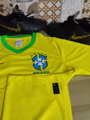 Chuteira mais camisa do Brasil Nike oficial.