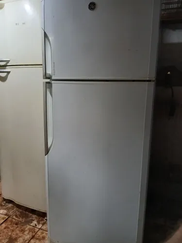 Vendo Geladeira frost free 127V funcionando! As vezes para de funcionar parti de baixo