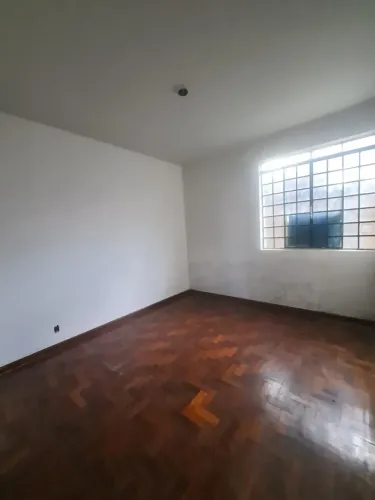 Casa - Varanda, 02 quartos, sala, cozinha, banheiro social, área de serviço, 02 vagas de g