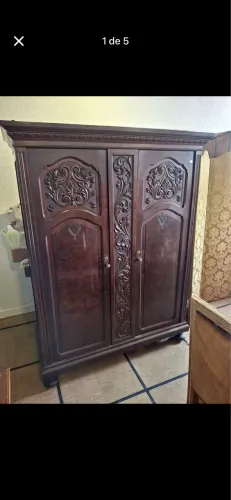 Antigo guarda roupa em ótimo estado