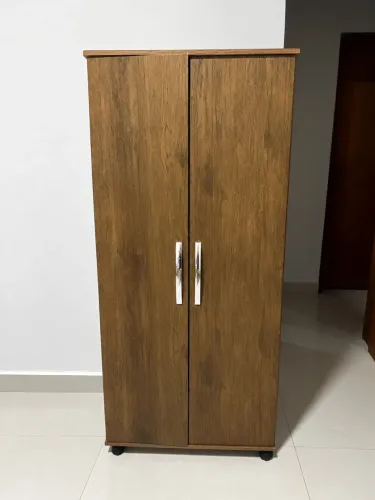 Armário multiuso 2 portas com 4 prateleiras (Com rodinhas)