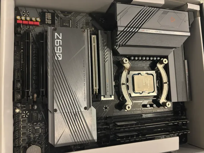 Gigabyte Z690 Gaming X DDR4 + Intel Core i5 12600K