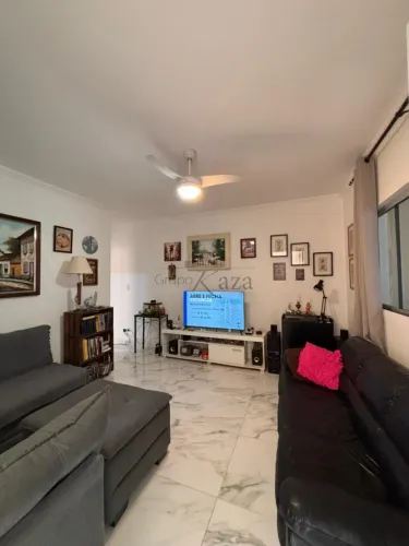 Casa - Jardim Nova Republica - 2 Dormitórios - 70m².