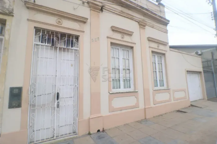 Casa histórica com ambientes amplos e muito charme