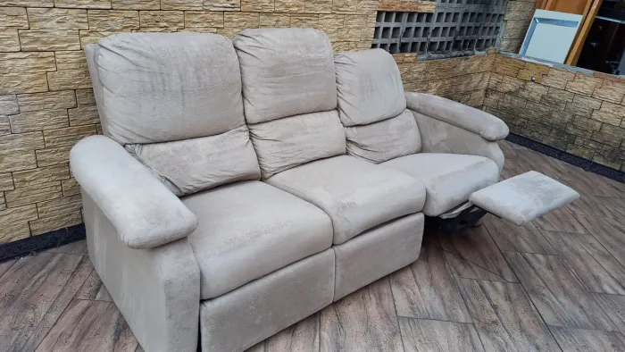 Entrego: Sofá Retrátil e Reclinável 2.10m de largura em sued areia usado e higienizado