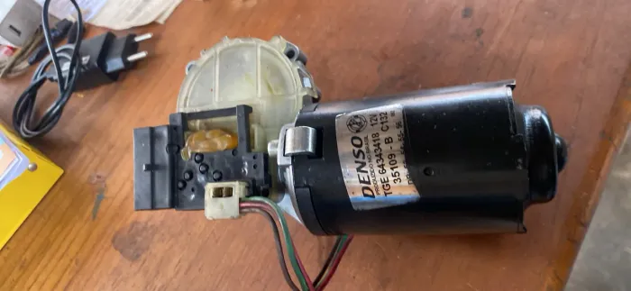 Motor dianteiro do limpador vidro fiat